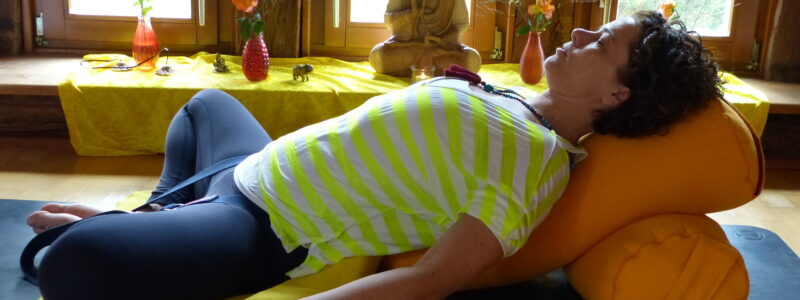 Lass Dich tief in die Körperhaltung, sowie in die Kraft der heiligen Klänge hineinsinken.