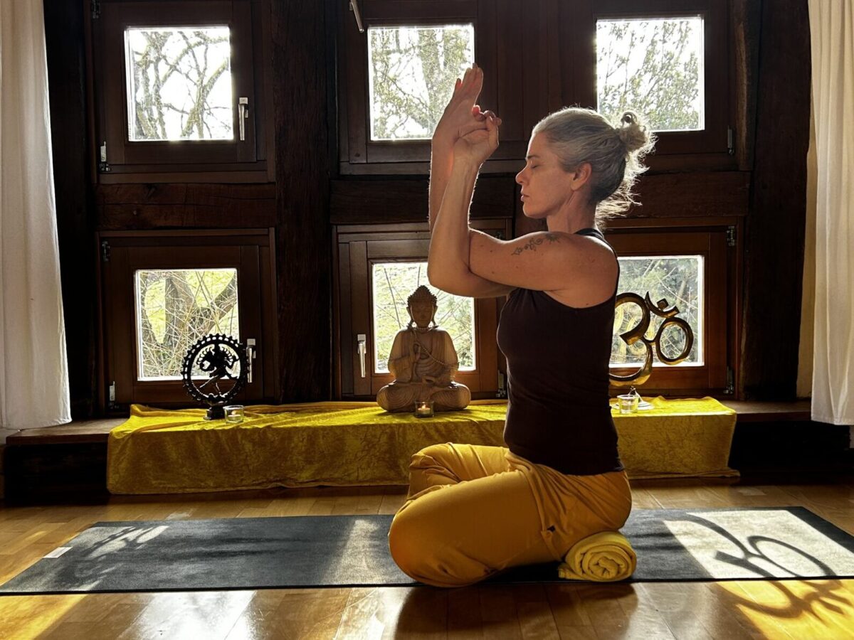 sanfter Workshop. Kombiniere deinen Atem mit sanften Yogaübungen. Damit Du ruhig und gelassen die Asanas halten kannst.