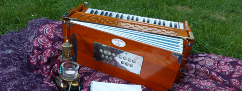 Mantra-Singen erzeugt kraftvolle Klangschwingungen, die Körper & Geist beruhigen.