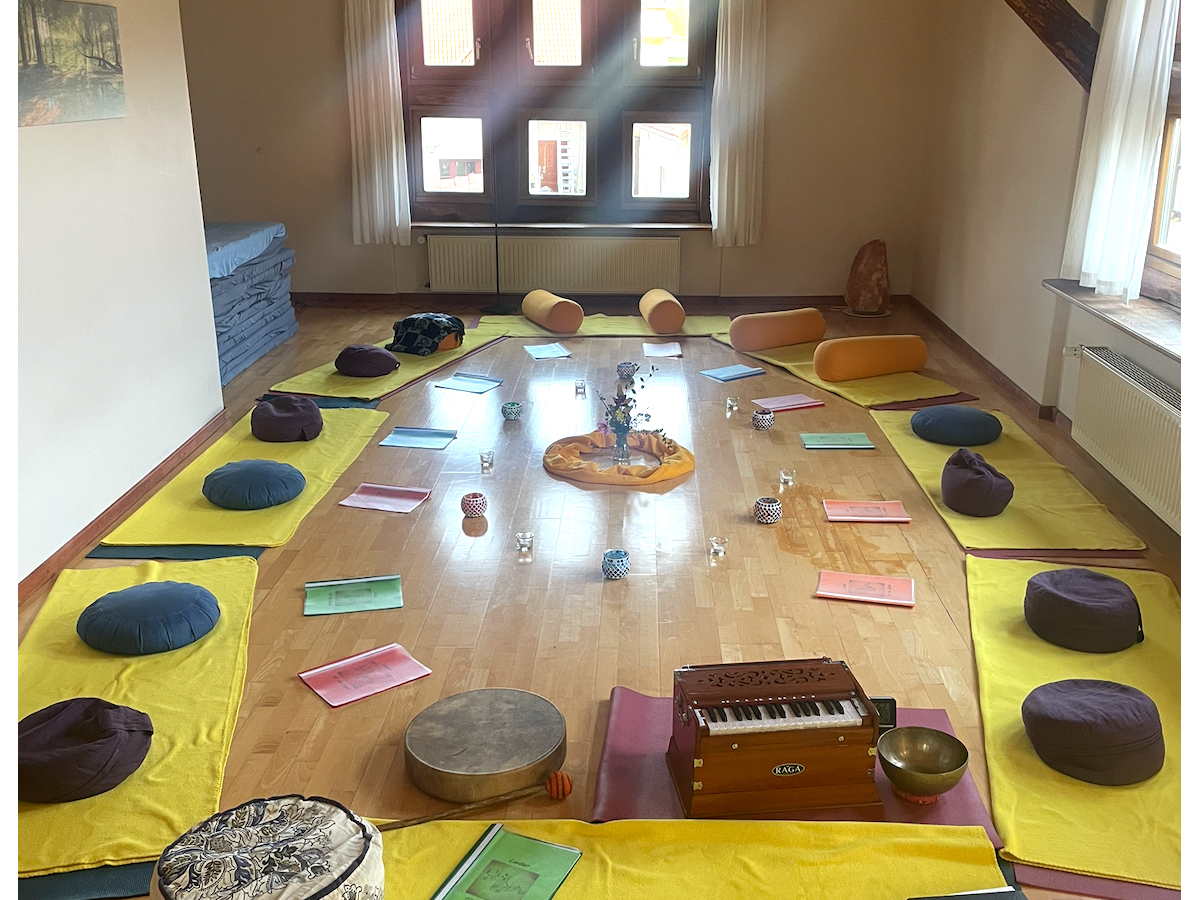 Mantra singen, die deinen Geist beruhigt und deine innere Balance stärkt. Du wirst ruhiger und konzentrierter.